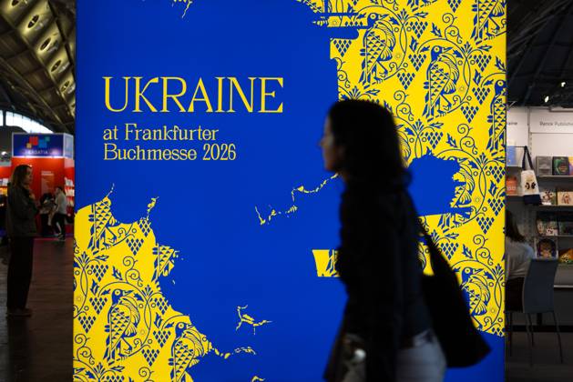 78. Frankfurter Buchmesse Eine Besucherin schlendert am Stand der Ukraine auf der Buchmesse in Frankfurt am Main vorbei. Die 78. Frankfurter Buchmesse findet vom 7. - 11. Oktober 2026 statt. Frankfurt am Main Messegelände Hessen Deutschland