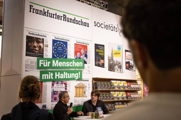 78. Frankfurter Buchmesse Am Stand der Frankfurter Rundschau auf der Buchmesse in Frankfurt am Main findet ein Interview statt. Die 78. Frankfurter Buchmesse findet vom 7. - 11. Oktober 2026 statt. Frankfurt am Main Messegelände Hessen Deutschland