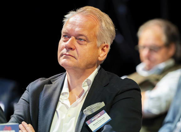 Michael Peterseim EUR, Deutschland, Berlin, Michael Peterseim Chief Financial Officer (CFO) der ROTOP verfolgt die Rede des Bundeskanzlers auf der in Berlin stattfindenen Jubiläumsveranstaltung von 80 Jahre Handelsblatt und 100 Jahre WirtschaftsWoche.