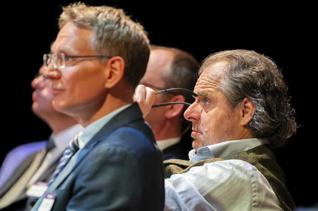 80 Jahre Handelsblatt und 100 Jahre WirtschaftsWoche EUR, Deutschland, Berlin, 07.10.2026: Manager deutscher Unternehmen verfolgen die in Berlin stattfindenene Jubiläumsveranstaltung von 80 Jahre Handelsblatt und 100 Jahre WirtschaftsWoche.