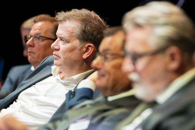 80 Jahre Handelsblatt und 100 Jahre WirtschaftsWoche EUR, Deutschland, Berlin, 07.10.2026: Manager deutscher Unternehmen verfolgen die in Berlin stattfindenene Jubiläumsveranstaltung von 80 Jahre Handelsblatt und 100 Jahre WirtschaftsWoche.