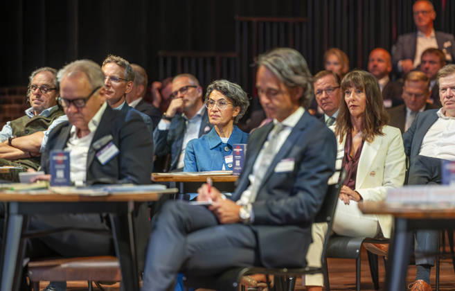 80 Jahre Handelsblatt und 100 Jahre WirtschaftsWoche EUR, Deutschland, Berlin, 07.10.2026: Manager deutscher Unternehmen verfolgen die in Berlin stattfindenene Jubiläumsveranstaltung von 80 Jahre Handelsblatt und 100 Jahre WirtschaftsWoche.