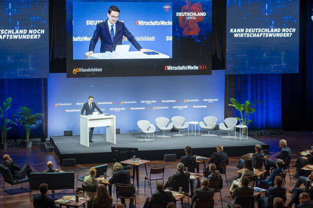 80 Jahre Handelsblatt und 100 Jahre WirtschaftsWoche EUR, Deutschland, Berlin, 07.10.2026: Manager deutscher Unternehmen verfolgen die in Berlin stattfindenene Jubiläumsveranstaltung von 80 Jahre Handelsblatt und 100 Jahre WirtschaftsWoche.