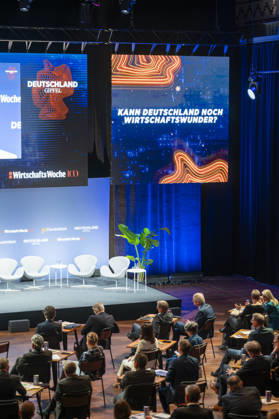 80 Jahre Handelsblatt und 100 Jahre WirtschaftsWoche EUR, Deutschland, Berlin, 07.10.2026: Manager deutscher Unternehmen verfolgen die in Berlin stattfindenene Jubiläumsveranstaltung von 80 Jahre Handelsblatt und 100 Jahre WirtschaftsWoche.