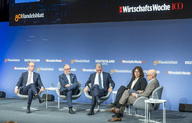 80 Jahre Handelsblatt und 100 Jahre WirtschaftsWoche EUR, Deutschland, Berlin, 07.10.2026: (l-r) Marc Billeb - Sprecher der Geschäftsführung, PwC Deutschland , Carsten Knobel CEO Henkel Europe, Christian Sewing CEO Deutsche Bank sowie Isabella Weber Associate Professor of Economics University of Massachusetts Amhers und Sebastian Matthes Chefredakteur Handelsblatt auf der in Berlin stattfindenen Jubiläumsveranstaltung von 80 Jahre Handelsblatt und 100 Jahre WirtschaftsWoche.
