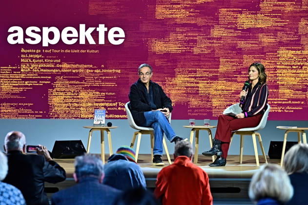 Frankfurter Buchmesse 2026. Schriftsteller Navid Kermani im Gespräch mit Katrin Katty SaliÃ am 07.10.2026 auf der Frankfurter Buchmesse. 20261007MWI151401