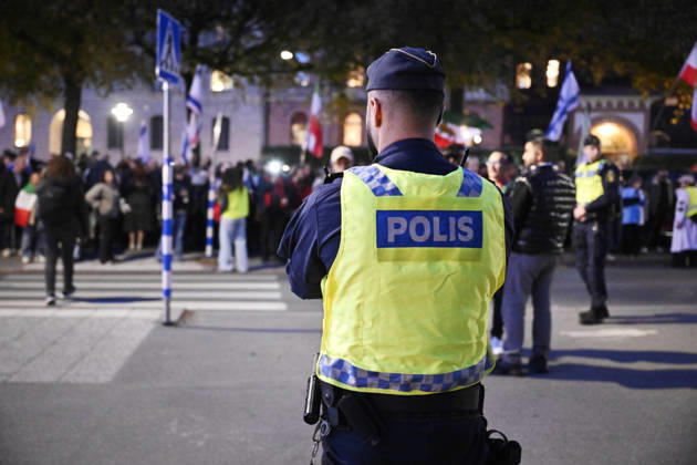 STOCKHOLM, SWEDEN 20261007 Police presence during an Israeli demonstration outside the Israeli Embassy on the anniversary of Hamas s terrorist attack against Israel STOCKHOLM SWEDEN x10070x  Copyright: xJessicaxGow TTx MANIFESTATION ISRAEL 7 OKTOBER 1xw1rOKSYpQ