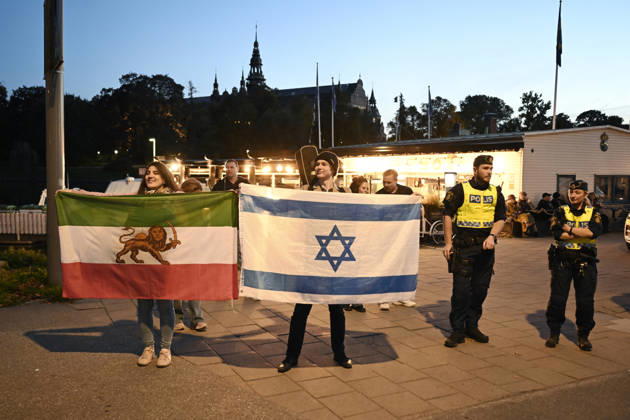 STOCKHOLM, SWEDEN 20261007 Israeli demonstration outside the Israeli Embassy on the anniversary of Hamas s terrorist attack against Israel STOCKHOLM SWEDEN x10070x  Copyright: xJessicaxGow TTx MANIFESTATION ISRAEL 7 OKTOBER xBFUUtVF-7k