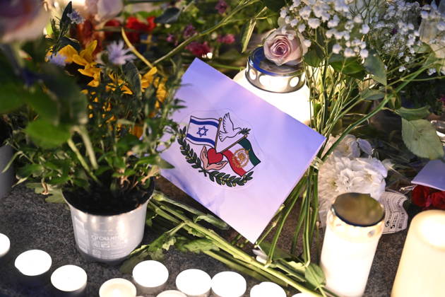 STOCKHOLM, SWEDEN 20261007 Flowers and candles at an Israeli rally outside the Israeli Embassy on the anniversary of Hamas s terrorist attack against Israel STOCKHOLM SWEDEN x10070x  Copyright: xJessicaxGow TTx MANIFESTATION ISRAEL 7 OKTOBER Px8024XK-rk