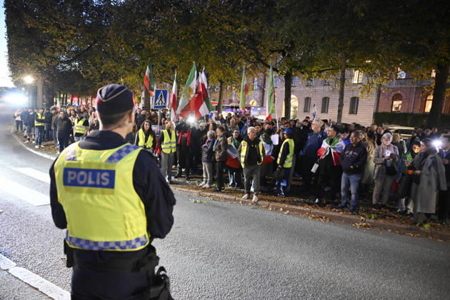 STOCKHOLM, SWEDEN 20261007 Police presence during an Israeli demonstration outside the Israeli Embassy on the anniversary of Hamas s terrorist attack against Israel STOCKHOLM SWEDEN x10070x  Copyright: xJessicaxGow TTx MANIFESTATION ISRAEL 7 OKTOBER D3DoJBHxthY