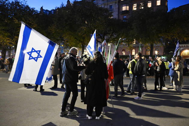 STOCKHOLM, SWEDEN 20261007 Israeli demonstration outside the Israeli Embassy on the anniversary of Hamas s terrorist attack against Israel STOCKHOLM SWEDEN x10070x  Copyright: xJessicaxGow TTx MANIFESTATION ISRAEL 7 OKTOBER qiDaa9bVbtw