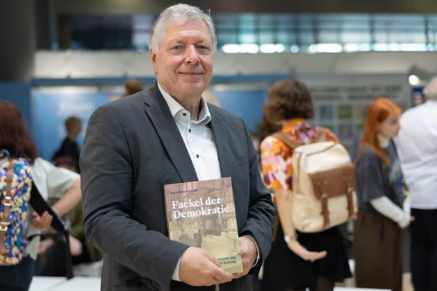 Buchmesse Frankfurt 2026 Gerald Braunberger präsentiert sein Buch Fackel der Demokratie. Die Geschichte der Frankfurter Zeitung , Frankfurt am Main Hessen Deutschland Messegelände