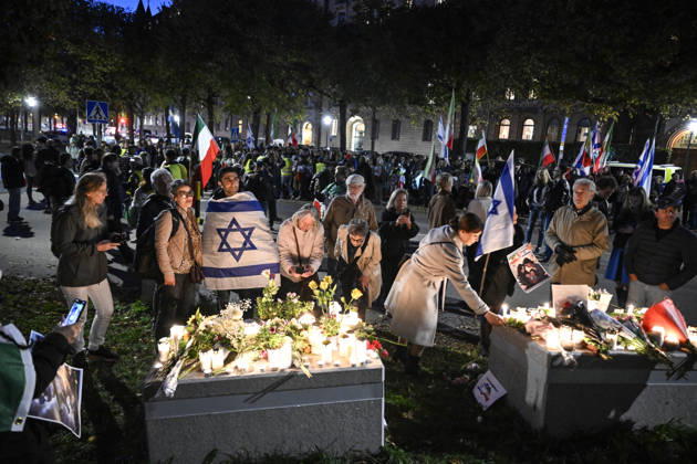 STOCKHOLM, SWEDEN 20261007 Israeli demonstration outside the Israeli Embassy on the anniversary of Hamas s terrorist attack against Israel STOCKHOLM SWEDEN x10070x  Copyright: xJessicaxGow TTx MANIFESTATION ISRAEL 7 OKTOBER 6hY-dDJgXc0