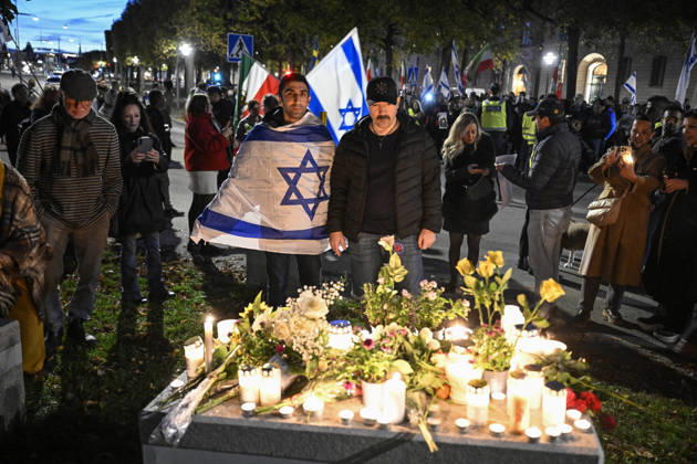 STOCKHOLM, SWEDEN 20261007 Israeli demonstration outside the Israeli Embassy on the anniversary of Hamas s terrorist attack against Israel STOCKHOLM SWEDEN x10070x  Copyright: xJessicaxGow TTx MANIFESTATION ISRAEL 7 OKTOBER pEYYylkik_M