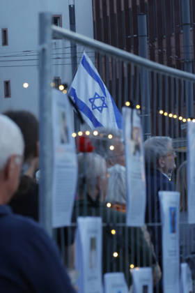 Gedenken 7.10.23 07.10.2026 Drei Jahre nach dem HAMAS Angriff auf Israel mit 1200 getöteten Menschen und 251 Menschen als Geiseln gedenken auf dem Friedensplatz mit einer Installation und einer zentralen Kundgebung zahlreiche Darmstädter. Schirmherr ist Oberbürgermeister Hanno Benz. Darmstadt Hessen Deutschland