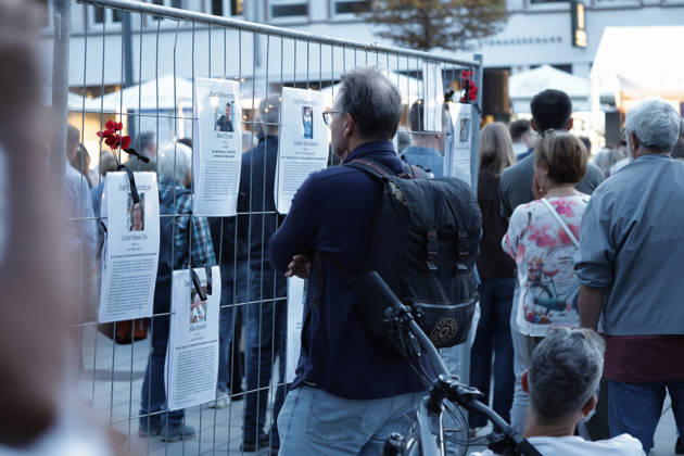 Gedenken 7.10.23 07.10.2026 Drei Jahre nach dem HAMAS Angriff auf Israel mit 1200 getöteten Menschen und 251 Menschen als Geiseln gedenken auf dem Friedensplatz mit einer Installation und einer zentralen Kundgebung zahlreiche Darmstädter. Schirmherr ist Oberbürgermeister Hanno Benz. Darmstadt Hessen Deutschland