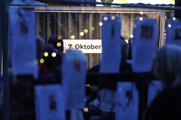 Gedenken 7.10.23 07.10.2026 Drei Jahre nach dem HAMAS Angriff auf Israel mit 1200 getöteten Menschen und 251 Menschen als Geiseln gedenken auf dem Friedensplatz mit einer Installation und einer zentralen Kundgebung zahlreiche Darmstädter. Schirmherr ist Oberbürgermeister Hanno Benz. Darmstadt Hessen Deutschland