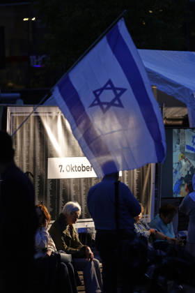 Gedenken 7.10.23 07.10.2026 Drei Jahre nach dem HAMAS Angriff auf Israel mit 1200 getöteten Menschen und 251 Menschen als Geiseln gedenken auf dem Friedensplatz mit einer Installation und einer zentralen Kundgebung zahlreiche Darmstädter. Schirmherr ist Oberbürgermeister Hanno Benz. Darmstadt Hessen Deutschland