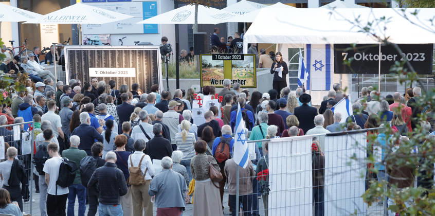 Gedenken 7.10.23 07.10.2026 Drei Jahre nach dem HAMAS Angriff auf Israel mit 1200 getöteten Menschen und 251 Menschen als Geiseln gedenken auf dem Friedensplatz mit einer Installation und einer zentralen Kundgebung zahlreiche Darmstädter. Schirmherr ist Oberbürgermeister Hanno Benz. Darmstadt Hessen Deutschland