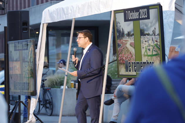 Gedenken 7.10.23 07.10.2026 Drei Jahre nach dem HAMAS Angriff auf Israel mit 1200 getöteten Menschen und 251 Menschen als Geiseln gedenken auf dem Friedensplatz mit einer Installation und einer zentralen Kundgebung zahlreiche Darmstädter. Schirmherr ist Oberbürgermeister Hanno Benz. Darmstadt Hessen Deutschland