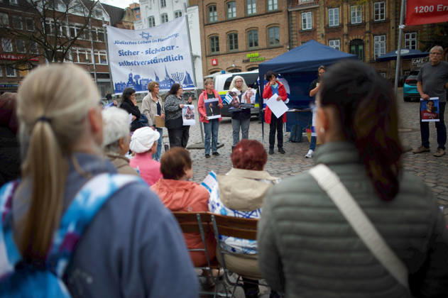 Flensburg, Schleswig-Holstein Flensburg gedenkt den Opfern des 7. Oktober 2023. Teilnehmer versammeln sich auf dem Südermarkt. Es werden Lieder gesungen und die Namen und Geschichten einzelner Opfer des Terroranschlages vorgelesen. Aufnahme vom 07.10.2026, Flensburg