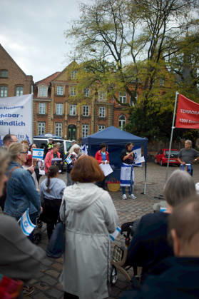 Flensburg, Schleswig-Holstein Flensburg gedenkt den Opfern des 7. Oktober 2023. Teilnehmer versammeln sich auf dem Südermarkt. Es werden Lieder gesungen und die Namen und Geschichten einzelner Opfer des Terroranschlages vorgelesen. Aufnahme vom 07.10.2026, Flensburg