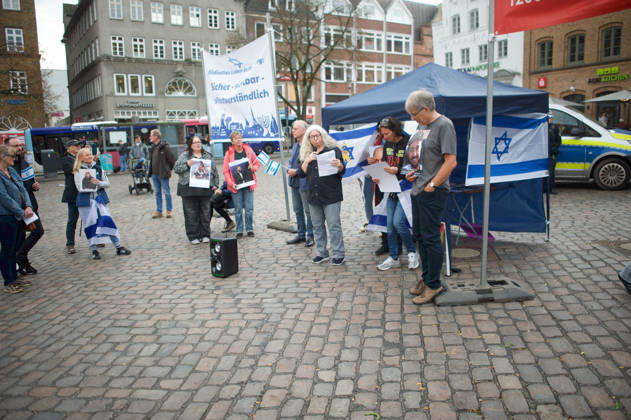 Flensburg, Schleswig-Holstein Flensburg gedenkt den Opfern des 7. Oktober 2023. Teilnehmer versammeln sich auf dem Südermarkt. Es werden Lieder gesungen und die Namen und Geschichten einzelner Opfer des Terroranschlages vorgelesen. Aufnahme vom 07.10.2026, Flensburg