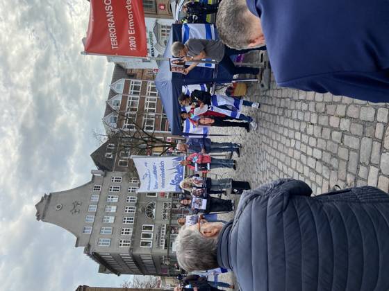 Flensburg, Schleswig-Holstein Flensburg gedenkt den Opfern des 7. Oktober 2023. Teilnehmer versammeln sich auf dem Südermarkt. Es werden Lieder gesungen und die Namen und Geschichten einzelner Opfer des Terroranschlages vorgelesen. Aufnahme vom 07.10.2026, Flensburg