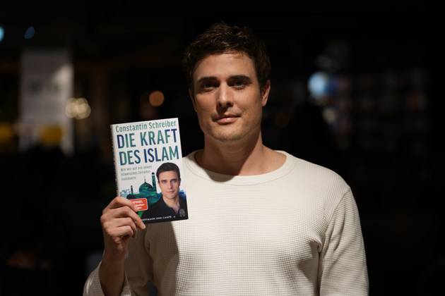 RECORD DATE NOT STATED Datum: 07.10.2026 Ort: Dresden Im Bild: Constantin Schreiber ; Vor einer Buchhandlung (Thalia) in der Dresdner Innenstadt hat es am Mittwochabend Protest gegen eine Lesung des ehemaligen Nachrichten-Sprechers und Moderators Constantin Schreiber gegeben. Schreiber stellte dort am Abend sein neues Buch ,,Die Kraft des Islams vor. Zu der Demonstration hatte die Gruppe ,,Free Palestine Dresden aufgerufen. Hintergrund war Schreibers Auseinandersetzung mit dem Islam sowie seine Positionierung zum Nahostkonflikt. Schreiber hatte bereits im Vorfeld auf den Protestaufruf reagiert und erklaert, die Veranstaltung trotz der angekuendigten Demonstration besuchen zu wollen. Die Lesung fand am Abend in der Buchhandlung auf der Prager Stras xLucas Friedenhainx