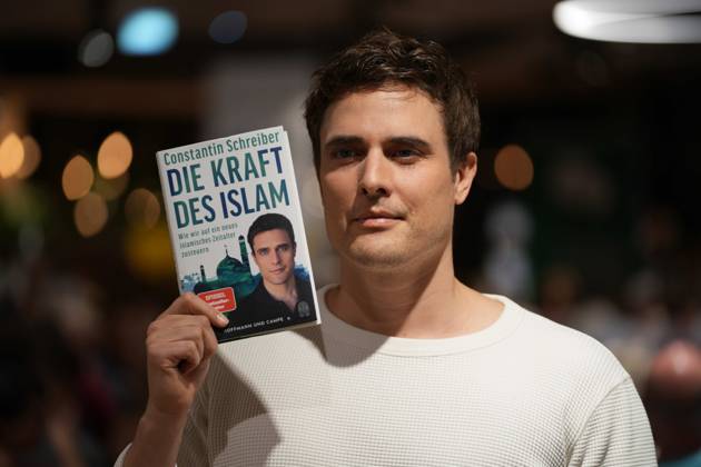 RECORD DATE NOT STATED Datum: 07.10.2026 Ort: Dresden Im Bild: Constantin Schreiber ; Vor einer Buchhandlung (Thalia) in der Dresdner Innenstadt hat es am Mittwochabend Protest gegen eine Lesung des ehemaligen Nachrichten-Sprechers und Moderators Constantin Schreiber gegeben. Schreiber stellte dort am Abend sein neues Buch ,,Die Kraft des Islams vor. Zu der Demonstration hatte die Gruppe ,,Free Palestine Dresden aufgerufen. Hintergrund war Schreibers Auseinandersetzung mit dem Islam sowie seine Positionierung zum Nahostkonflikt. Schreiber hatte bereits im Vorfeld auf den Protestaufruf reagiert und erklaert, die Veranstaltung trotz der angekuendigten Demonstration besuchen zu wollen. Die Lesung fand am Abend in der Buchhandlung auf der Prager Stras xLucas Friedenhainx