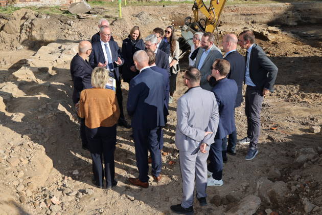 Erster Spatenstich: Baustart für das Sorbisches Wissensforum in Bautzen Bautzen, 7. Oktober 2026. Mit dem feierlichen ersten Spatenstich haben heute in Bautzen die Bauarbeiten für das Sorbisches Wissensforum begonnen. Das rund 50 Millionen Euro teure Großprojekt auf dem historischen Lauenareal gilt als der bisher bedeutendste Meilenstein der Stiftung für das sorbische Volk und wird vollständig über Mittel aus dem sächsischen Strukturwandel finanziert. Bis zur geplanten Fertigstellung im Jahr 2030 entsteht ein moderner, multifunktionaler Gebäudekomplex nach Plänen des Münchner Architekturbüros bogevischs buero. Der Neubau wird zwei der wichtigsten sorbischen Institutionen unter einem Dach vereinen: das Sorbisches Museum mit einer Copyright: xMatthiasxWehnertx