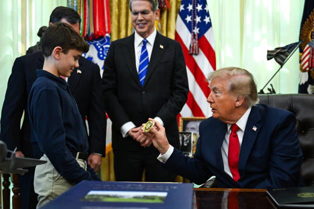 Trump Makes Oval Office Announcement WASHINGTON, DC - OCT. 7: US President Donald Trump hands a challenge coin to a child during an announcement on Trump Accounts in the Oval Office on Wednesday, Oct. 7, 2026 at the White House in Washington, D.C. (Photo by Annabelle Gordon Pool For The Washington Post) Washington DC United States  Copyright: xPool ABACAx