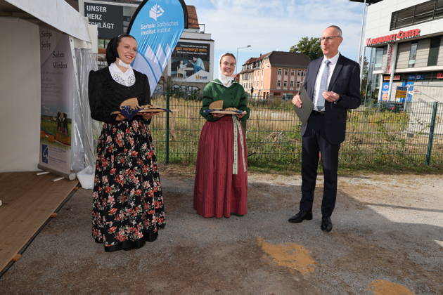 Erster Spatenstich: Baustart für das Sorbisches Wissensforum in Bautzen Bautzen, 7. Oktober 2026. Mit dem feierlichen ersten Spatenstich haben heute in Bautzen die Bauarbeiten für das Sorbisches Wissensforum begonnen. Das rund 50 Millionen Euro teure Großprojekt auf dem historischen Lauenareal gilt als der bisher bedeutendste Meilenstein der Stiftung für das sorbische Volk und wird vollständig über Mittel aus dem sächsischen Strukturwandel finanziert. Bis zur geplanten Fertigstellung im Jahr 2030 entsteht ein moderner, multifunktionaler Gebäudekomplex nach Plänen des Münchner Architekturbüros bogevischs buero. Der Neubau wird zwei der wichtigsten sorbischen Institutionen unter einem Dach vereinen: das Sorbisches Museum mit einer Copyright: xMatthiasxWehnertx