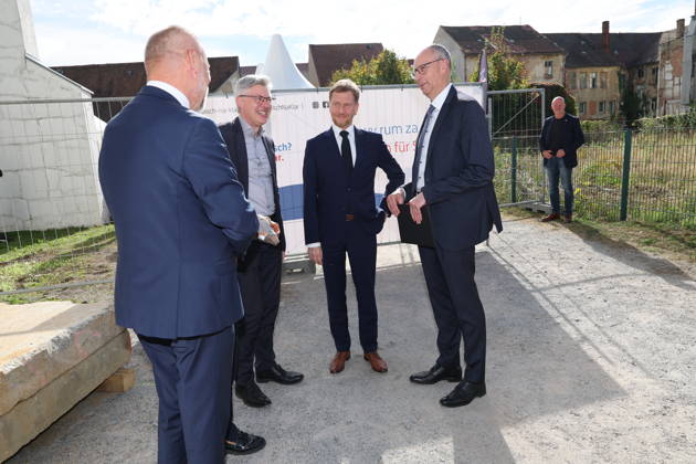 Erster Spatenstich: Baustart für das Sorbisches Wissensforum in Bautzen Bautzen, 7. Oktober 2026. Mit dem feierlichen ersten Spatenstich haben heute in Bautzen die Bauarbeiten für das Sorbisches Wissensforum begonnen. Das rund 50 Millionen Euro teure Großprojekt auf dem historischen Lauenareal gilt als der bisher bedeutendste Meilenstein der Stiftung für das sorbische Volk und wird vollständig über Mittel aus dem sächsischen Strukturwandel finanziert. Bis zur geplanten Fertigstellung im Jahr 2030 entsteht ein moderner, multifunktionaler Gebäudekomplex nach Plänen des Münchner Architekturbüros bogevischs buero. Der Neubau wird zwei der wichtigsten sorbischen Institutionen unter einem Dach vereinen: das Sorbisches Museum mit einer Copyright: xMatthiasxWehnertx