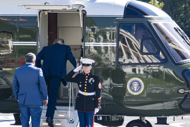 October 7, 2026, Washington, Dc, USA: The White House is reflected in Marine One as President Donald Trump and Sen. Ted Cruz board from the helipad on the South Lawn of the White House..Trump was enroute to a campaign event in San Antonio, Texas. Washington USA - ZUMAs197 20261007_aaa_s197_170 Copyright: xJenxGolbeckx