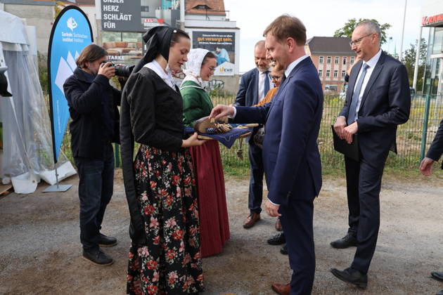 Erster Spatenstich: Baustart für das Sorbisches Wissensforum in Bautzen Bautzen, 7. Oktober 2026. Mit dem feierlichen ersten Spatenstich haben heute in Bautzen die Bauarbeiten für das Sorbisches Wissensforum begonnen. Das rund 50 Millionen Euro teure Großprojekt auf dem historischen Lauenareal gilt als der bisher bedeutendste Meilenstein der Stiftung für das sorbische Volk und wird vollständig über Mittel aus dem sächsischen Strukturwandel finanziert. Bis zur geplanten Fertigstellung im Jahr 2030 entsteht ein moderner, multifunktionaler Gebäudekomplex nach Plänen des Münchner Architekturbüros bogevischs buero. Der Neubau wird zwei der wichtigsten sorbischen Institutionen unter einem Dach vereinen: das Sorbisches Museum mit einer Copyright: xMatthiasxWehnertx