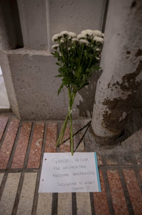 Maricarmen Abascal, who became a symbol of the fight for housing after her eviction, has died A bouquet of flowers with a dedication at Maricarmen’s home, October 7, 2026, in Madrid, Spain. Maricarmen Abascal, who became a symbol of the housing rights movement that led to the Puerta del Sol encampment after being evicted from the home in Retiro where she had lived for 70 years, died on Wednesday, as confirmed by the Tenants’ Union. The woman had been hospitalized at Gregorio Maranón Hospital since September 23. On that day, she was carried out on a stretcher from her home on Alcalde Sainz de Baranda Street after the eviction order was enforced, despite protests from dozens of activists, and transferred to the Madrid hospital due to her fra Copyright: xAlbertoxOrtegax 7827334