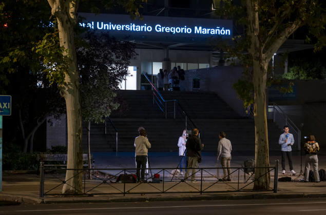 Maricarmen Abascal, who became a symbol of the fight for housing after her eviction, has died. Several media outlets at Gregorio Maranón Hospital, October 7, 2026, in Madrid, Spain. Maricarmen Abascal, who became a symbol of the housing rights movement that led to the Puerta del Sol encampment after being evicted from the home in Retiro where she had lived for 70 years, died on Wednesday, as confirmed by the Tenants’ Union. The woman had been hospitalized at Gregorio Maranón Hospital since September 23. On that day, she was carried out on a stretcher from her home on Alcalde Sainz de Baranda Street after the eviction order was enforced, despite protests from dozens of activists, and transferred to the Madrid hospital due to her fragile hea Copyright: xAlbertoxOrtegax 7827335