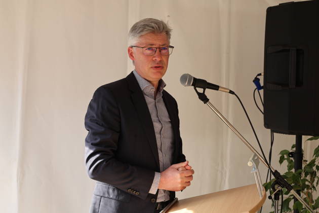 Erster Spatenstich: Baustart für das Sorbisches Wissensforum in Bautzen Bautzen, 7. Oktober 2026. Mit dem feierlichen ersten Spatenstich haben heute in Bautzen die Bauarbeiten für das Sorbisches Wissensforum begonnen. Das rund 50 Millionen Euro teure Großprojekt auf dem historischen Lauenareal gilt als der bisher bedeutendste Meilenstein der Stiftung für das sorbische Volk und wird vollständig über Mittel aus dem sächsischen Strukturwandel finanziert. Bis zur geplanten Fertigstellung im Jahr 2030 entsteht ein moderner, multifunktionaler Gebäudekomplex nach Plänen des Münchner Architekturbüros bogevischs buero. Der Neubau wird zwei der wichtigsten sorbischen Institutionen unter einem Dach vereinen: das Sorbisches Museum mit einer Copyright: xMatthiasxWehnertx