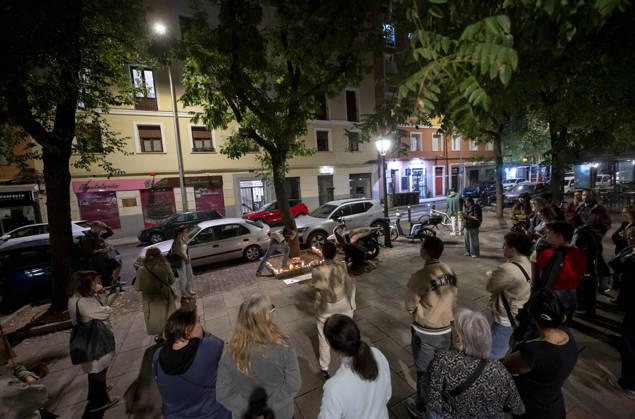Maricarmen Abascal, who became a symbol of the fight for housing after her eviction, has died. Several people leave candles and messages at Maricarmen’s home on October 7, 2026, in Madrid, Spain. Maricarmen Abascal, who became a symbol of the housing rights movement that led to the Puerta del Sol encampment after being evicted from the home in Retiro where she had lived for 70 years, died on Wednesday, as confirmed by the Tenants’ Union. The woman had been hospitalized at Gregorio Maranón Hospital since September 23. On that day, she was carried out on a stretcher from her home on Alcalde Sainz de Baranda Street after the eviction order was enforced, despite protests from dozens of activists, and transferred to the Madrid hospital due to h Copyright: xAlbertoxOrtegax 7827350