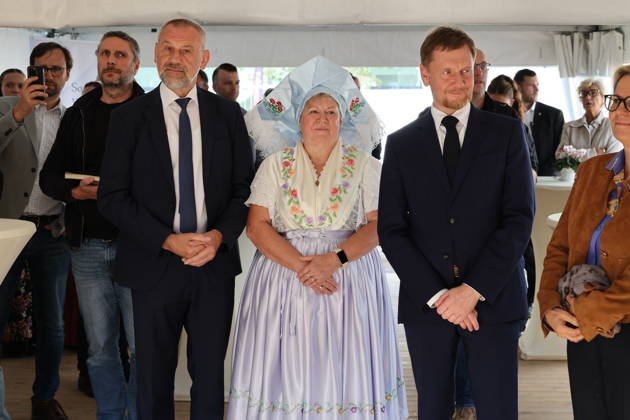 Erster Spatenstich: Baustart für das Sorbisches Wissensforum in Bautzen Bautzen, 7. Oktober 2026. Mit dem feierlichen ersten Spatenstich haben heute in Bautzen die Bauarbeiten für das Sorbisches Wissensforum begonnen. Das rund 50 Millionen Euro teure Großprojekt auf dem historischen Lauenareal gilt als der bisher bedeutendste Meilenstein der Stiftung für das sorbische Volk und wird vollständig über Mittel aus dem sächsischen Strukturwandel finanziert. Bis zur geplanten Fertigstellung im Jahr 2030 entsteht ein moderner, multifunktionaler Gebäudekomplex nach Plänen des Münchner Architekturbüros bogevischs buero. Der Neubau wird zwei der wichtigsten sorbischen Institutionen unter einem Dach vereinen: das Sorbisches Museum mit einer Copyright: xMatthiasxWehnertx