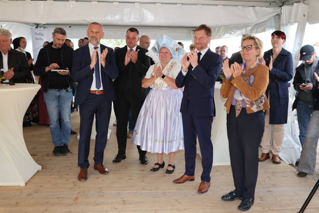 Erster Spatenstich: Baustart für das Sorbisches Wissensforum in Bautzen Bautzen, 7. Oktober 2026. Mit dem feierlichen ersten Spatenstich haben heute in Bautzen die Bauarbeiten für das Sorbisches Wissensforum begonnen. Das rund 50 Millionen Euro teure Großprojekt auf dem historischen Lauenareal gilt als der bisher bedeutendste Meilenstein der Stiftung für das sorbische Volk und wird vollständig über Mittel aus dem sächsischen Strukturwandel finanziert. Bis zur geplanten Fertigstellung im Jahr 2030 entsteht ein moderner, multifunktionaler Gebäudekomplex nach Plänen des Münchner Architekturbüros bogevischs buero. Der Neubau wird zwei der wichtigsten sorbischen Institutionen unter einem Dach vereinen: das Sorbisches Museum mit einer Copyright: xMatthiasxWehnertx