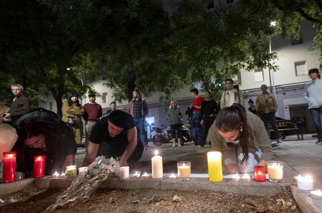 Maricarmen Abascal, who became a symbol of the fight for housing after her eviction, has died. Several people leave candles and messages at Maricarmen’s home on October 7, 2026, in Madrid, Spain. Maricarmen Abascal, who became a symbol of the housing rights movement that led to the Puerta del Sol encampment after being evicted from the home in Retiro where she had lived for 70 years, died on Wednesday, as confirmed by the Tenants’ Union. The woman had been hospitalized at Gregorio Maranón Hospital since September 23. On that day, she was carried out on a stretcher from her home on Alcalde Sainz de Baranda Street after the eviction order was enforced, despite protests from dozens of activists, and transferred to the Madrid hospital due to h Copyright: xAlbertoxOrtegax 7827364