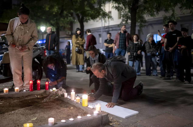 Maricarmen Abascal, who became a symbol of the fight for housing after her eviction, has died. Several people leave candles and messages at Maricarmen’s home on October 7, 2026, in Madrid, Spain. Maricarmen Abascal, who became a symbol of the housing rights movement that led to the Puerta del Sol encampment after being evicted from the home in Retiro where she had lived for 70 years, died on Wednesday, as confirmed by the Tenants’ Union. The woman had been hospitalized at Gregorio Maranón Hospital since September 23. On that day, she was carried out on a stretcher from her home on Alcalde Sainz de Baranda Street after the eviction order was enforced, despite protests from dozens of activists, and transferred to the Madrid hospital due to h Copyright: xAlbertoxOrtegax 7827365