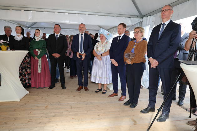 Erster Spatenstich: Baustart für das Sorbisches Wissensforum in Bautzen Bautzen, 7. Oktober 2026. Mit dem feierlichen ersten Spatenstich haben heute in Bautzen die Bauarbeiten für das Sorbisches Wissensforum begonnen. Das rund 50 Millionen Euro teure Großprojekt auf dem historischen Lauenareal gilt als der bisher bedeutendste Meilenstein der Stiftung für das sorbische Volk und wird vollständig über Mittel aus dem sächsischen Strukturwandel finanziert. Bis zur geplanten Fertigstellung im Jahr 2030 entsteht ein moderner, multifunktionaler Gebäudekomplex nach Plänen des Münchner Architekturbüros bogevischs buero. Der Neubau wird zwei der wichtigsten sorbischen Institutionen unter einem Dach vereinen: das Sorbisches Museum mit einer Copyright: xMatthiasxWehnertx