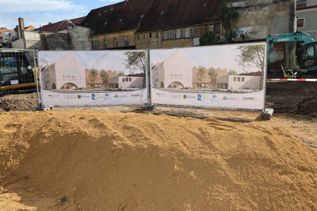 Erster Spatenstich: Baustart für das Sorbisches Wissensforum in Bautzen Bautzen, 7. Oktober 2026. Mit dem feierlichen ersten Spatenstich haben heute in Bautzen die Bauarbeiten für das Sorbisches Wissensforum begonnen. Das rund 50 Millionen Euro teure Großprojekt auf dem historischen Lauenareal gilt als der bisher bedeutendste Meilenstein der Stiftung für das sorbische Volk und wird vollständig über Mittel aus dem sächsischen Strukturwandel finanziert. Bis zur geplanten Fertigstellung im Jahr 2030 entsteht ein moderner, multifunktionaler Gebäudekomplex nach Plänen des Münchner Architekturbüros bogevischs buero. Der Neubau wird zwei der wichtigsten sorbischen Institutionen unter einem Dach vereinen: das Sorbisches Museum mit einer Copyright: xMatthiasxWehnertx
