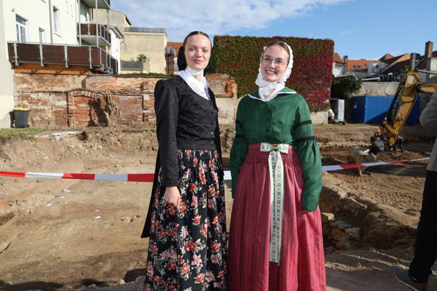 Erster Spatenstich: Baustart für das Sorbisches Wissensforum in Bautzen Bautzen, 7. Oktober 2026. Mit dem feierlichen ersten Spatenstich haben heute in Bautzen die Bauarbeiten für das Sorbisches Wissensforum begonnen. Das rund 50 Millionen Euro teure Großprojekt auf dem historischen Lauenareal gilt als der bisher bedeutendste Meilenstein der Stiftung für das sorbische Volk und wird vollständig über Mittel aus dem sächsischen Strukturwandel finanziert. Bis zur geplanten Fertigstellung im Jahr 2030 entsteht ein moderner, multifunktionaler Gebäudekomplex nach Plänen des Münchner Architekturbüros bogevischs buero. Der Neubau wird zwei der wichtigsten sorbischen Institutionen unter einem Dach vereinen: das Sorbisches Museum mit einer Copyright: xMatthiasxWehnertx