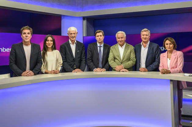im Bild v.l.: Markus Feldenkirchen (Der Spiegel), Alev Dogan (The Pioneer), Werner Sonne (Journalist und Autor), Moritz Schularick (Wirtschaftswissenschaftler), Klaus Wowereit, SPD (ehem. Regierender Bürgermeister Berlin), Ole von Beust, CDU (ehem. Erster Bürgermeister Hamburg), Sandra Maischberger, GER, Berlin, Studio, zu Gast bei – Maischberger, politische Talkshow, TV, Format, mit Moderatorin – Sandra Maischberger, Das Erste, aus Adlershof – Am Studio 20, 07.10.2026, Copyright: HMBxMedia UwexKoch