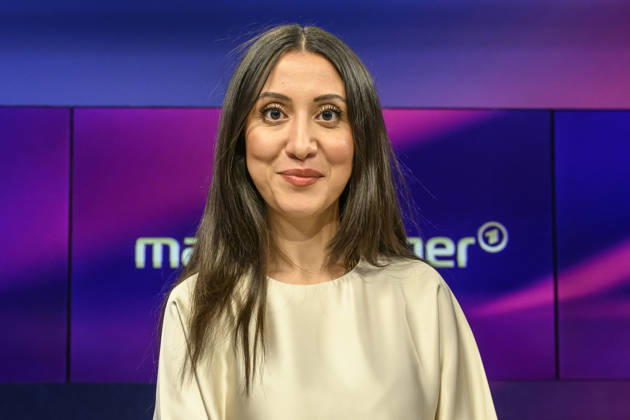 im Bild v.l.: Alev Dogan (The Pioneer), GER, Berlin, Studio, zu Gast bei Maischberger, politische Talkshow, TV, Format, mit Moderatorin Sandra Maischberger, Das Erste, aus Adlershof Am Studio 20, 07.10.2026, Copyright: HMBxMedia UwexKoch