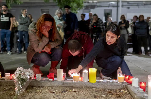 Maricarmen Abascal, who became a symbol of the fight for housing after her eviction, has died. Several members of the Tenants’ Union left candles and messages at Maricarmen’s home on October 7, 2026, in Madrid, Spain. Maricarmen Abascal, who became a symbol of the housing rights movement that led to the Puerta del Sol encampment after being evicted from the home in Retiro where she had lived for 70 years, died on Wednesday, as confirmed by the Tenants’ Union. The woman had been hospitalized at Gregorio Maranón Hospital since September 23. On that day, she was carried out on a stretcher from her home on Alcalde Sainz de Baranda Street after the eviction order was enforced, despite protests from dozens of activists, and transferred to the Ma Copyright: xAlbertoxOrtegax 7827448
